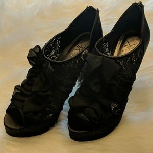 8.5 Kardashian black pumps